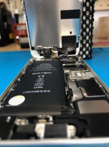 バッテリーは膨らむんです 知ってました Iphone修理switch修理のiphone診療所草加店